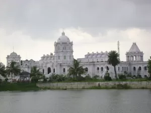 Ujjayanta Palace places to visit in tripura