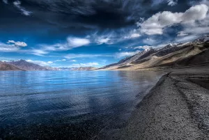pangong blue black lake Changla Pass